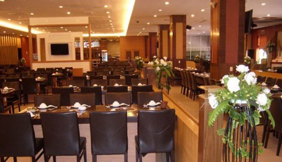 Nhà hàng Chen có không gian và bàn ghế rộng rãi nên thường được chọn là địa điểm tổ chức tất niên.