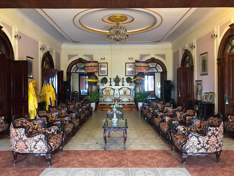 Nội thất sang trọng và cổ điển được bày biện trong biệt thự giúp nơi đây trở thành một trong những địa chỉ đi chơi 8/3 ở Hải Phòng.