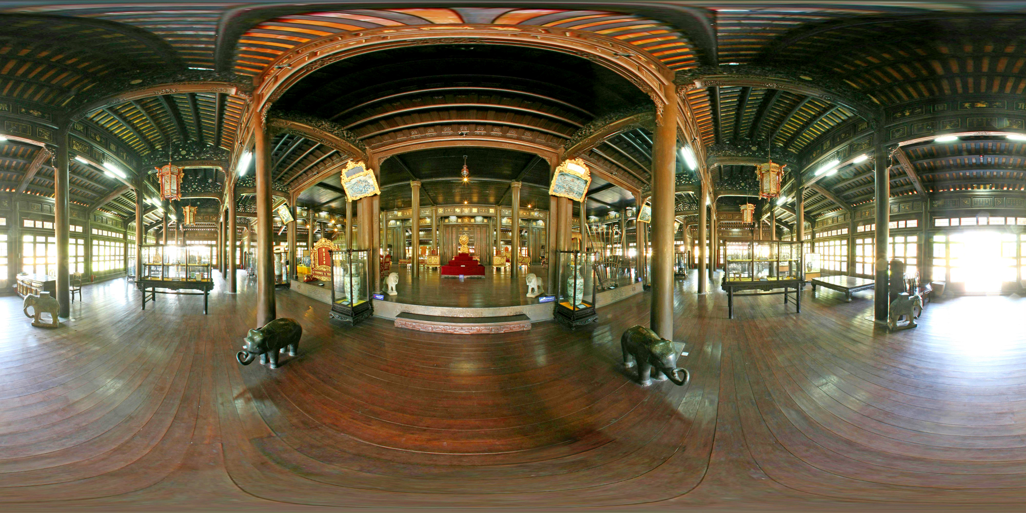 Bảo tàng mỹ thuật cung đình Huế là địa chỉ đi chơi 8/3 ở Huế dành cho những ai đam mê hiện vật cổ.