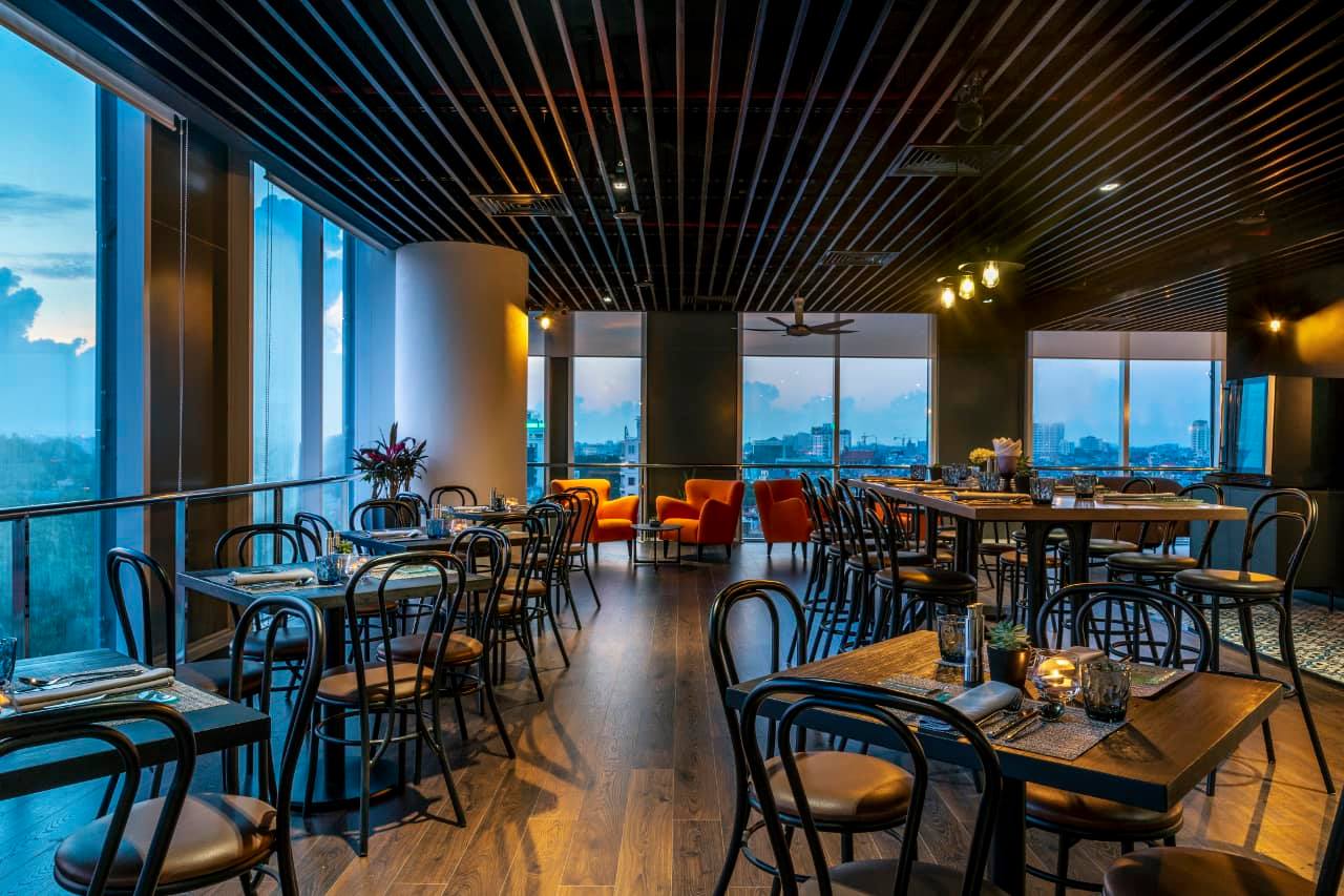 Không gian nhà hàng được trang hoàng đẹp mắt, lãng mạn, là quán ăn dành cho 2 người ở Hải Phòng nên trải nghiệm.