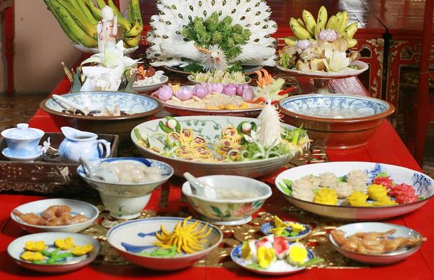 Khi đến với Huế Cổ bạn sẽ được thưởng thức những món ăn chuẩn phong cách cung đình Huế thời xưa.