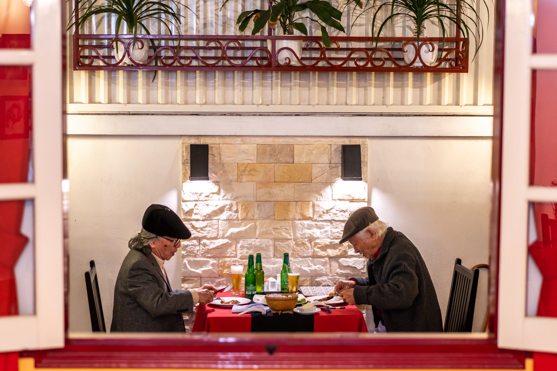 Một trong những hình ảnh đẹp tại quán ăn dành cho 2 người ở Huế đậm phong cách Pháp này.