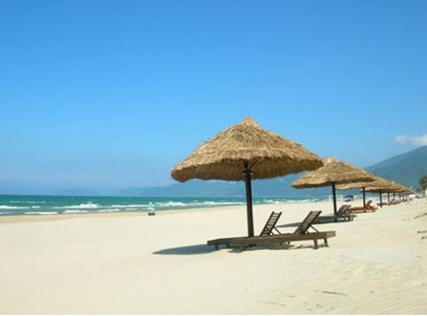 Bờ cát trắng xóa chạy dài khiến biển Lăng Cô trở thành địa chỉ đi chơi 8/3 ở Huế được yêu thích.