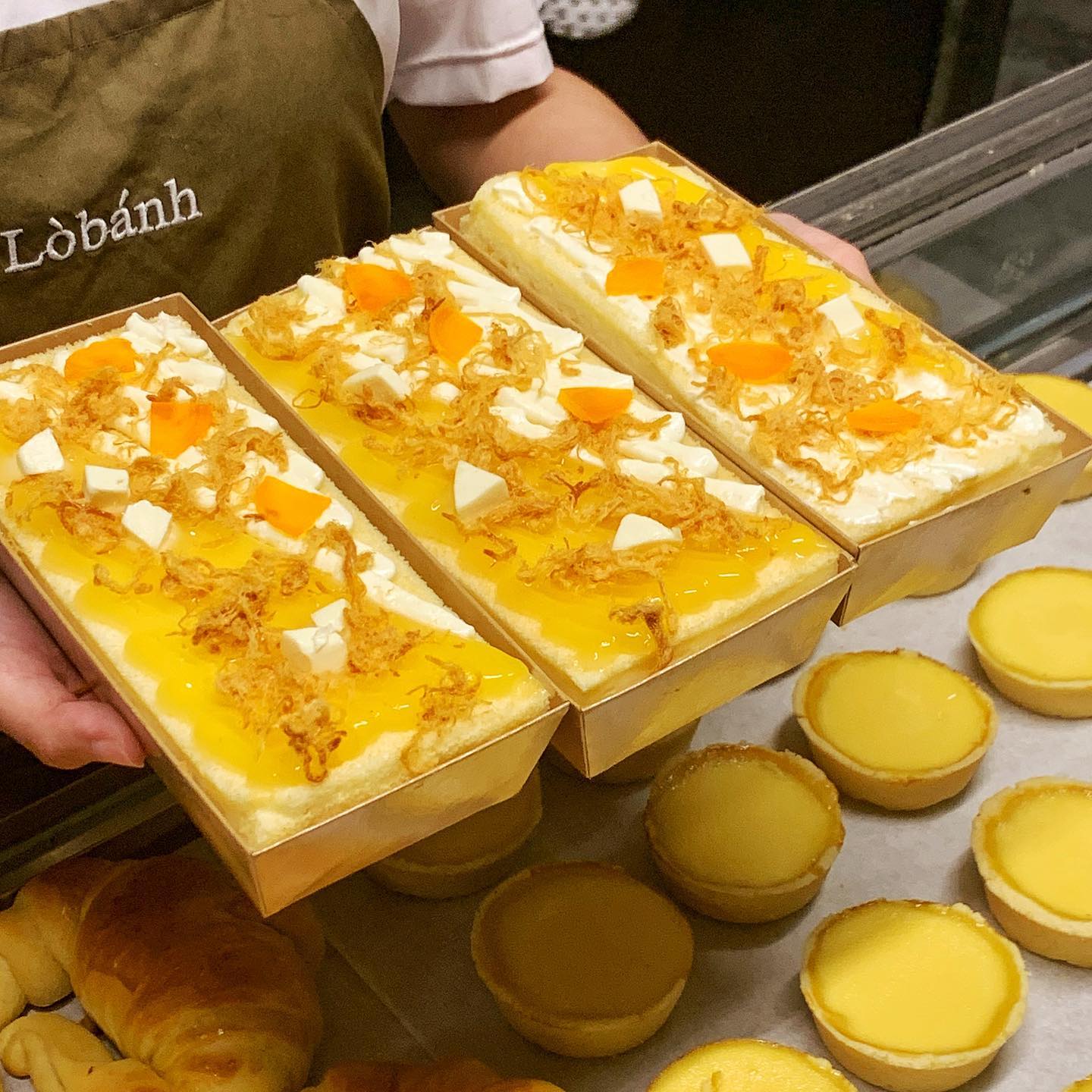 Các loại bánh thơm ngon là sản phẩm nổi tiếng làm nên thương hiệu tiệm Lòbánh Huế.