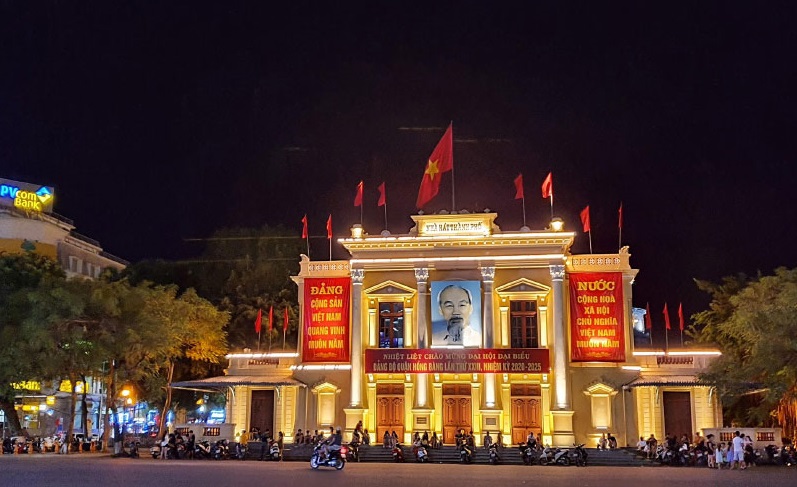 Nhà hát lớn Hải Phòng được lên đèn về đêm xứng đáng là địa chỉ đi chơi 8/3 ở Hải Phòng.