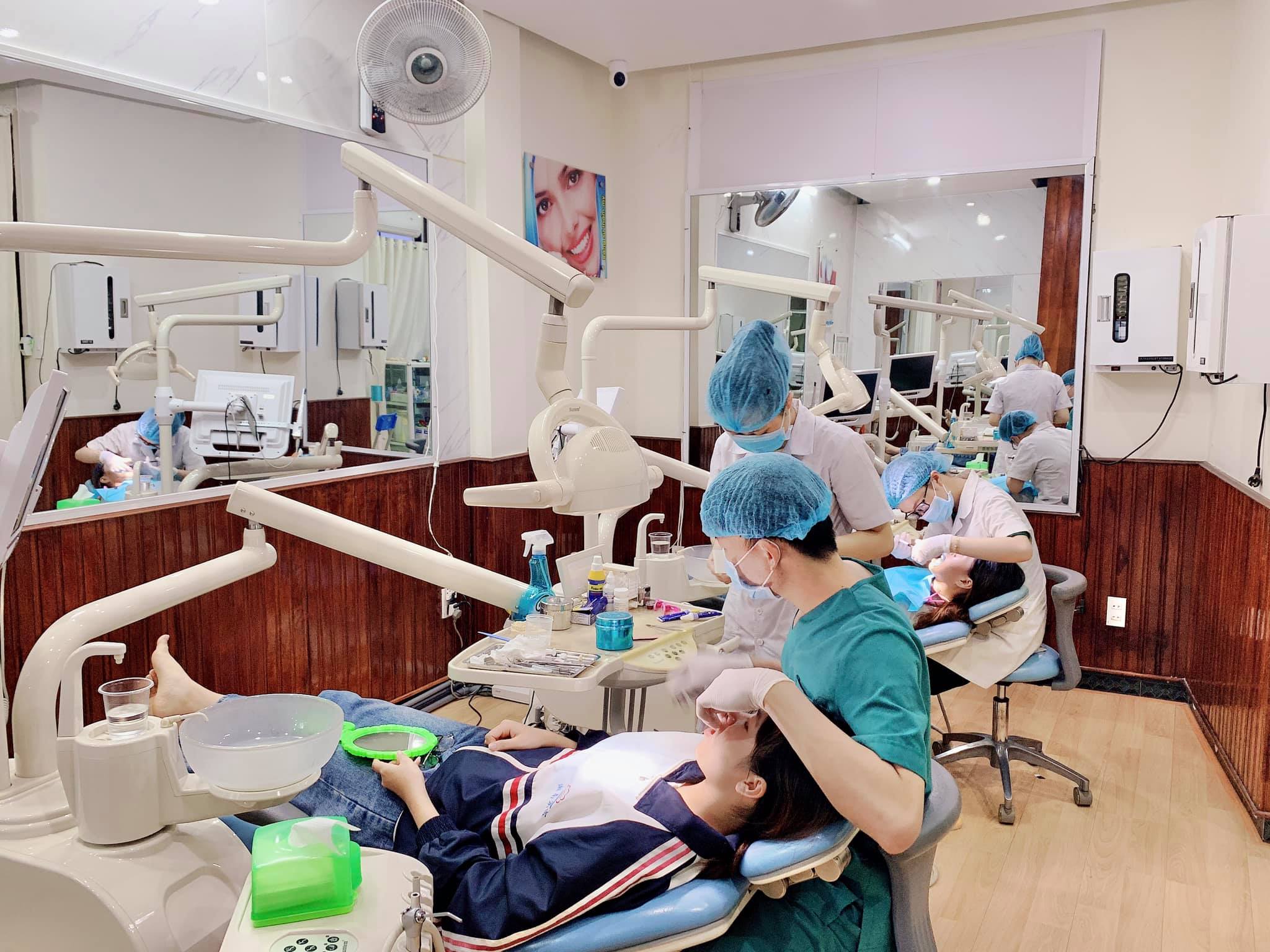 Đội ngũ y bác sĩ lành nghề là điểm sáng của địa chỉ trồng răng implant tại Đà Nẵng này.
