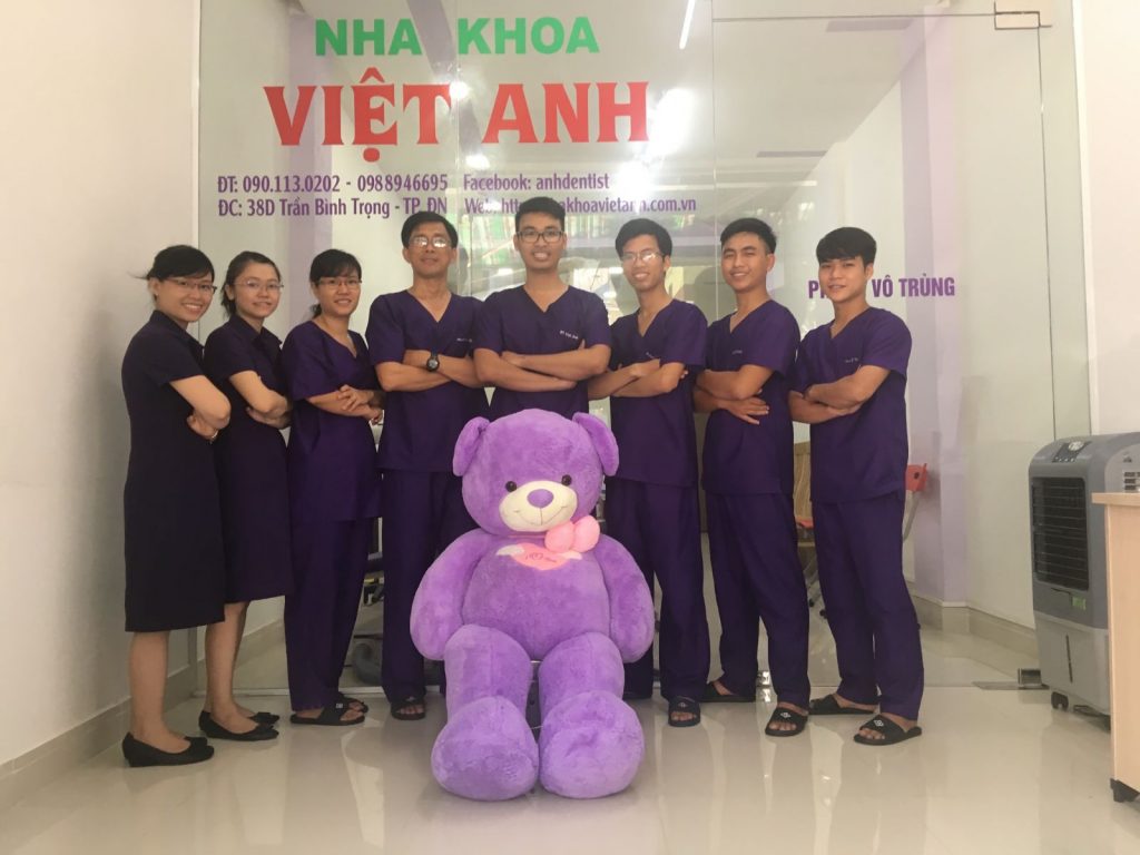 Đội ngũ y bác sĩ chuyên nghiệp và có chuyên môn cao tại địa chỉ trồng răng tại Đà Nẵng này.