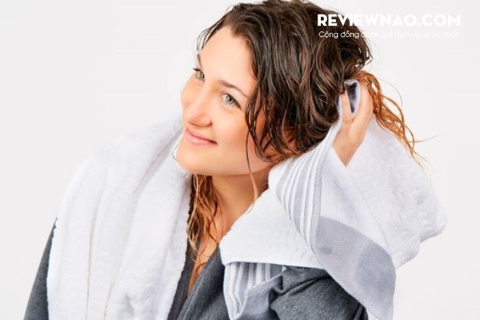 Cách giữ nếp tóc uốn bền cho phụ nữ trung niên