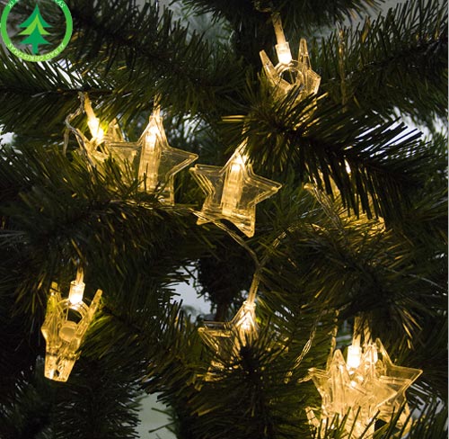 Trang trí cây thông Noel bằng đèn ngôi sao