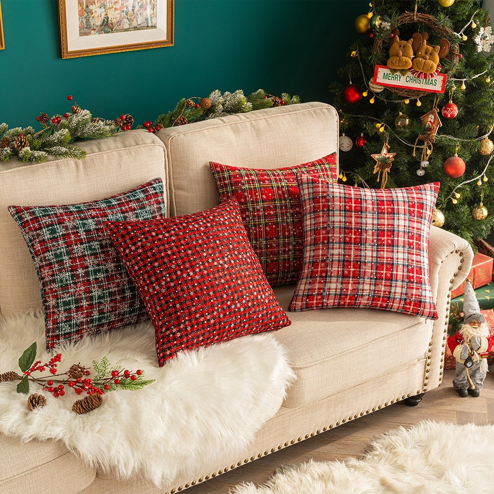 Sử dụng gối sofa có họa tiết Noel