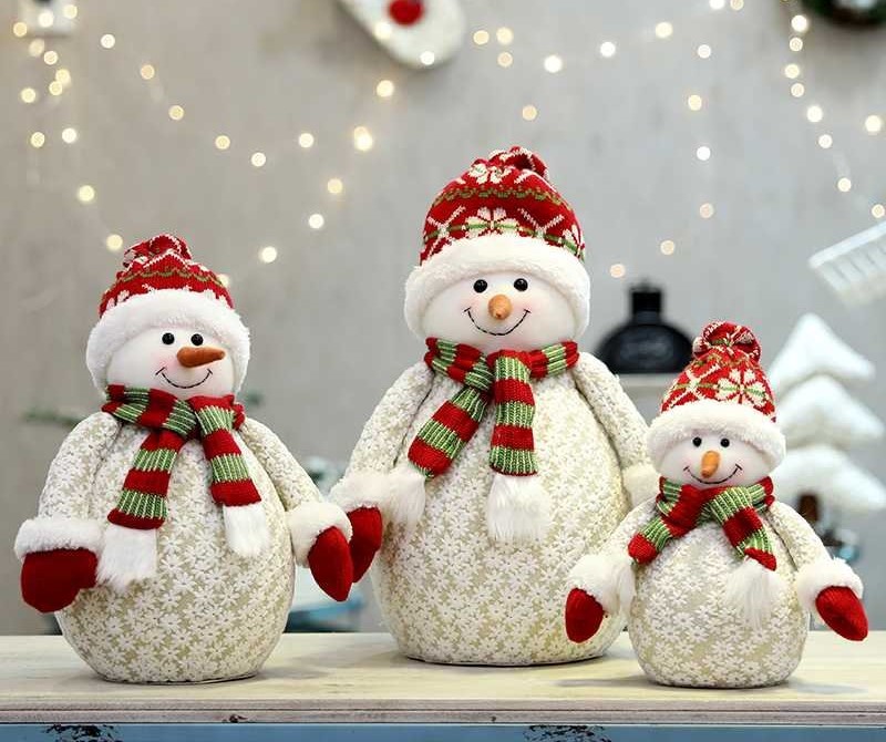Trang trí Noel cửa hàng với mô hình người tuyết