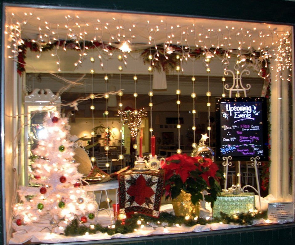 Trang trí Noel bằng dây đèn led tại cửa hàng