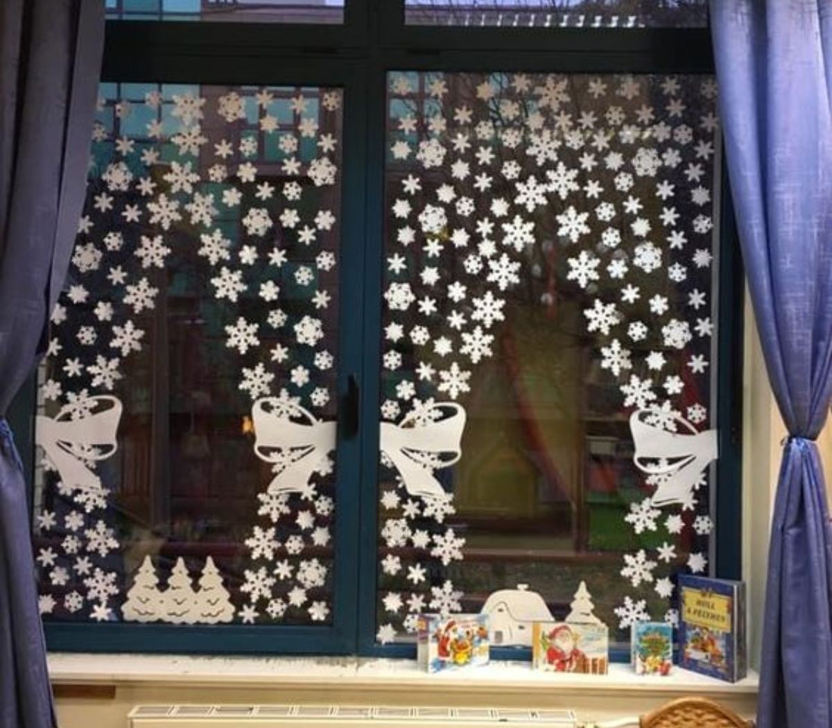 Trang trí Noel đơn giản tại nhà trên cửa sổ
