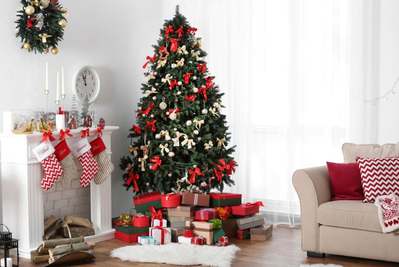 Trang trí Noel phòng khách với các món đồ xen kẽ đỏ trắng