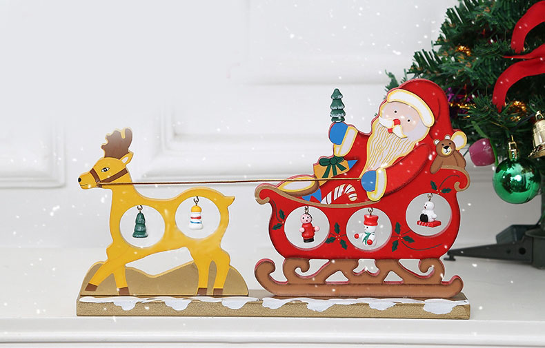 Trang trí Giáng Sinh với mô hình ông già Noel và tuần lộc
