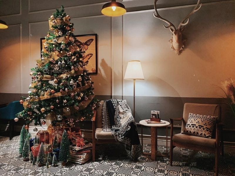 Trang trí quán cafe bằng cây thông Noel