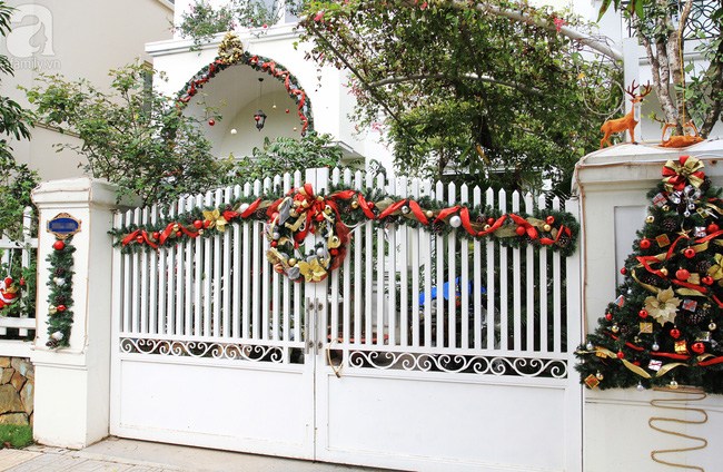 Trang trí hàng rào Noel trước cửa nhà