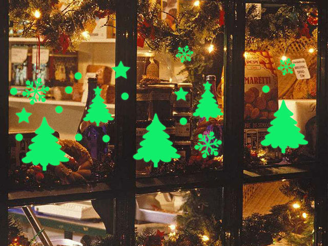 Trang trí Noel cho cửa kính với nhựa dán phát sáng