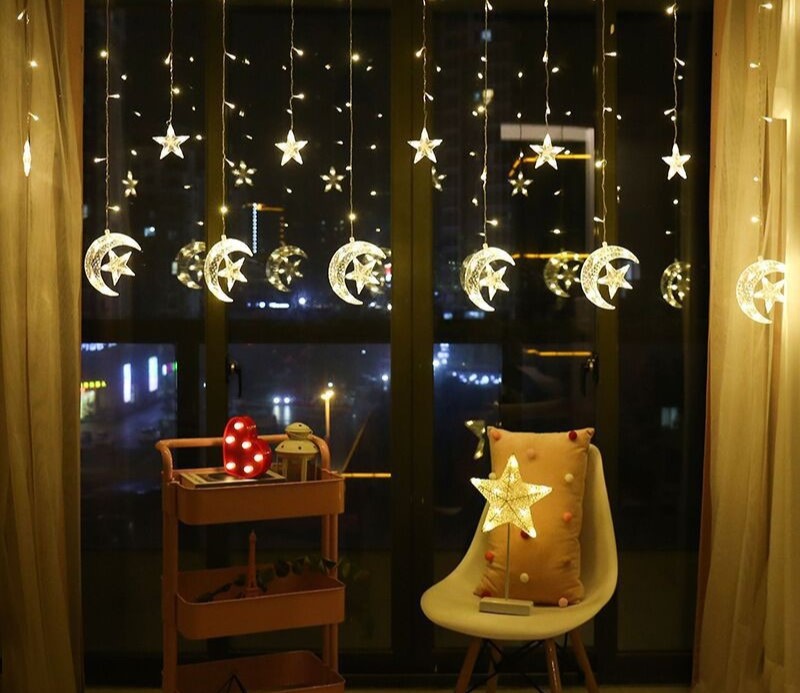 Dùng đèn led để trang trí Noel trên cửa